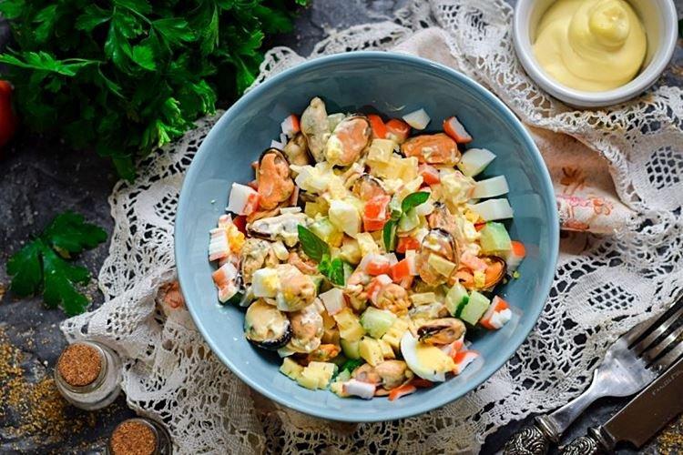 Salade aux bâtonnets de crabe, riz et moules - recettes