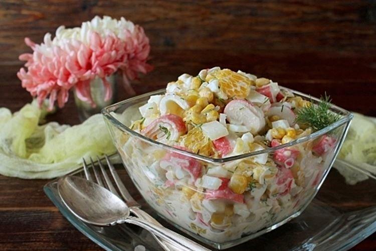 Salade aux bâtonnets de crabe, riz et orange - recettes