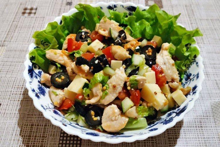 Salade au poulet et olives sans mayonnaise sur la table de fête - recettes