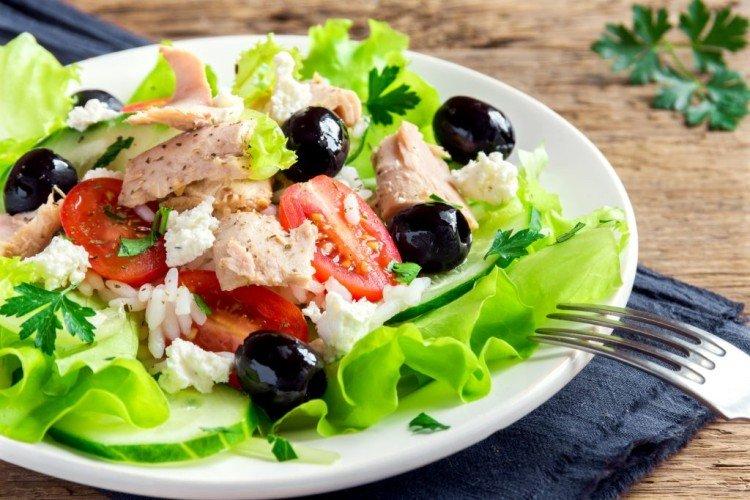 Salade de feta et thon sans mayonnaise sur la table de fête - recettes