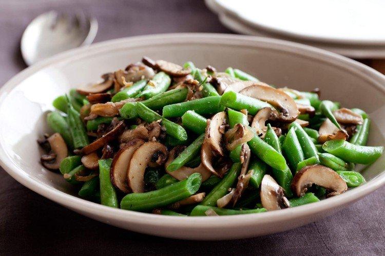 Salade de Crimée sans mayonnaise sur la table de fête - recettes