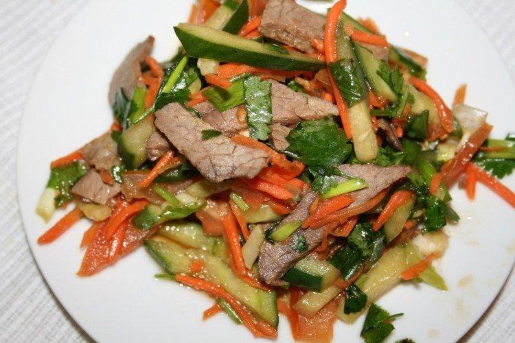 Salade de boeuf sans mayonnaise sur la table de fête - recettes