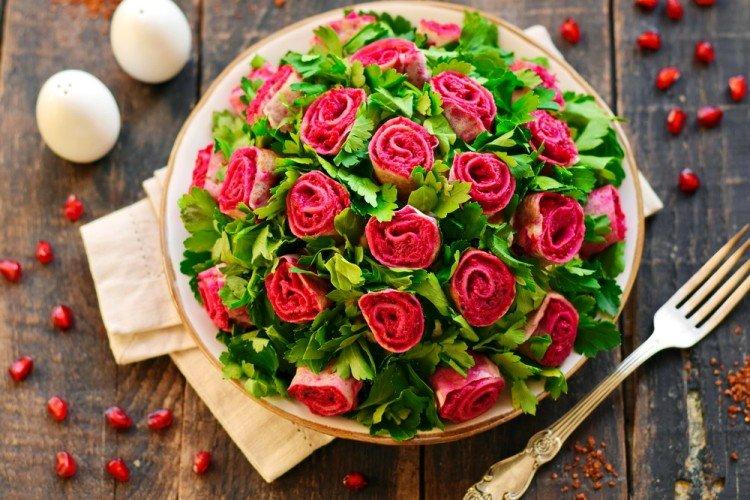 Salade Bouquet de roses sur une table de fête - recettes