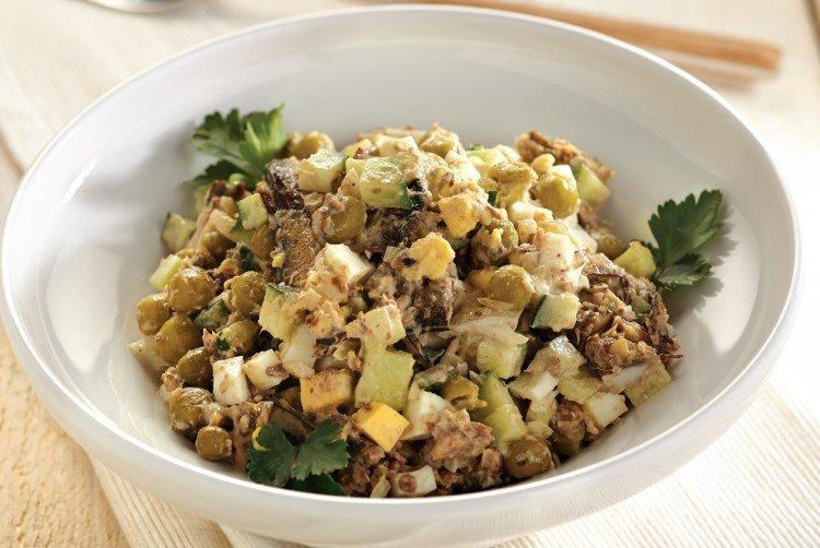 Salade de sprats sur la table de fête - recettes