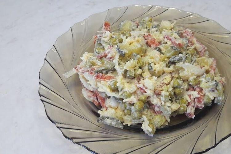 Salade de saucisses fumées et petits pois en conserve - recettes