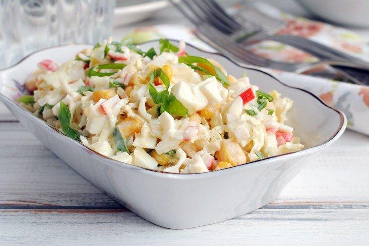 Salade aux bâtonnets de crabe et kaki - recettes