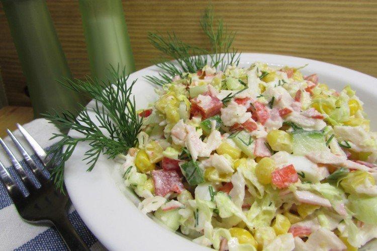 Salade aux bâtonnets de crabe et légumes frais - recettes