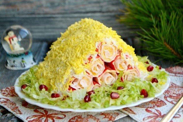 Salade aux bâtonnets de crabe Cabane Monastyrskaya - recettes