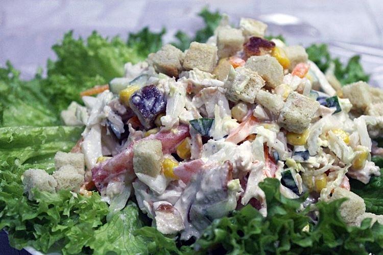 Salade de poulet et de légumes - Salades mayonnaise pour les recettes du Nouvel An 2021