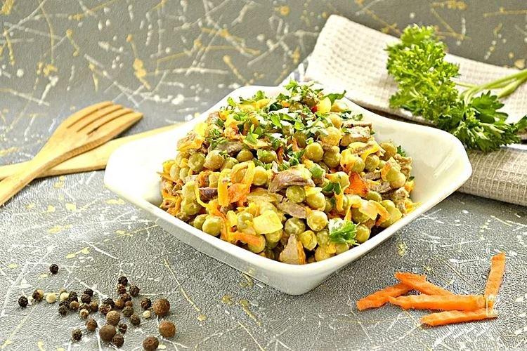 Salade de foie de poulet et petits pois - Salades à la mayonnaise pour les recettes du Nouvel An 2021