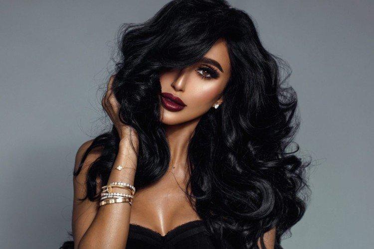 Bleu-noir - La couleur de cheveux la plus en vogue 2019-2020