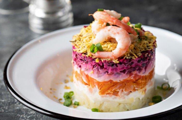 Hareng sous un manteau de fourrure aux crevettes - une recette classique