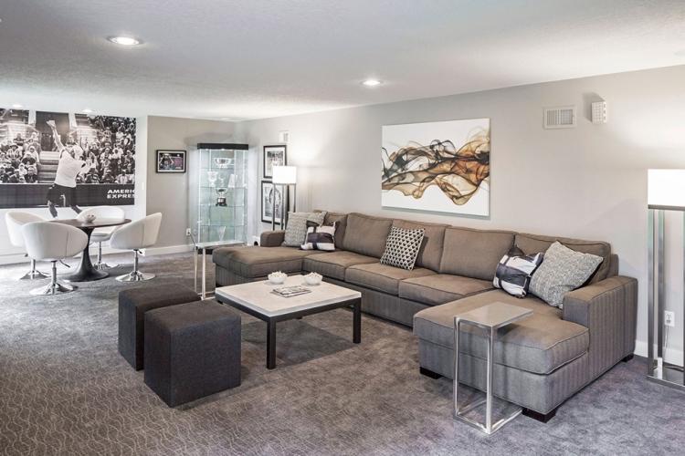 Couleur grise à l'intérieur du salon