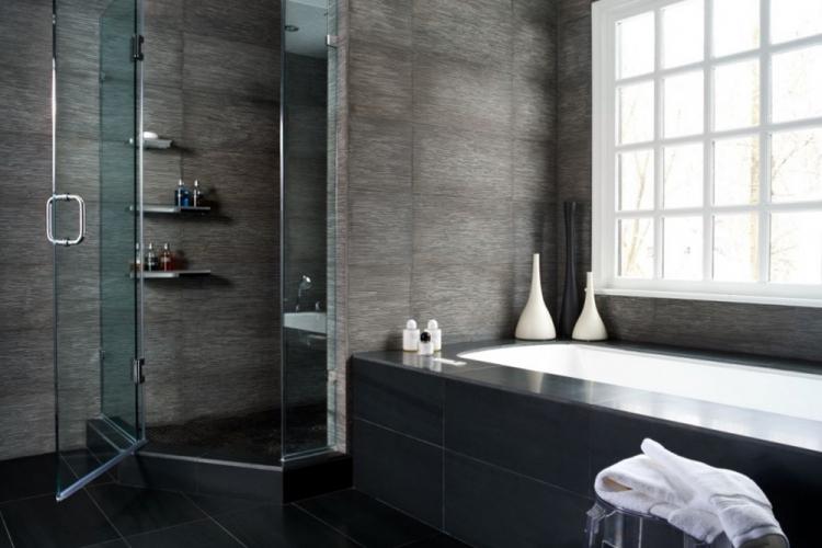 Couleur grise à l'intérieur de la salle de bain