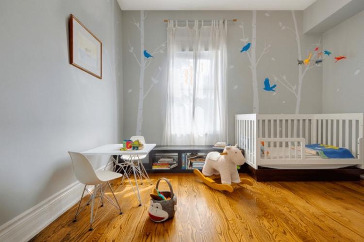 Couleur grise à l'intérieur de la chambre des enfants