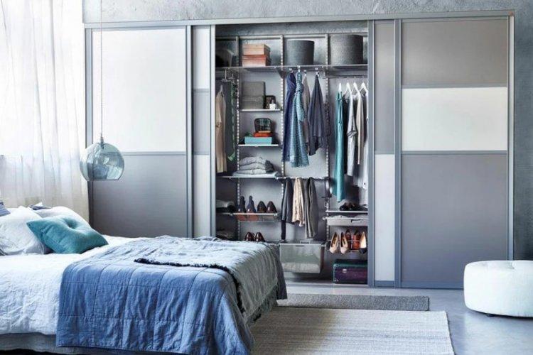 Remplir l'armoire dans la chambre