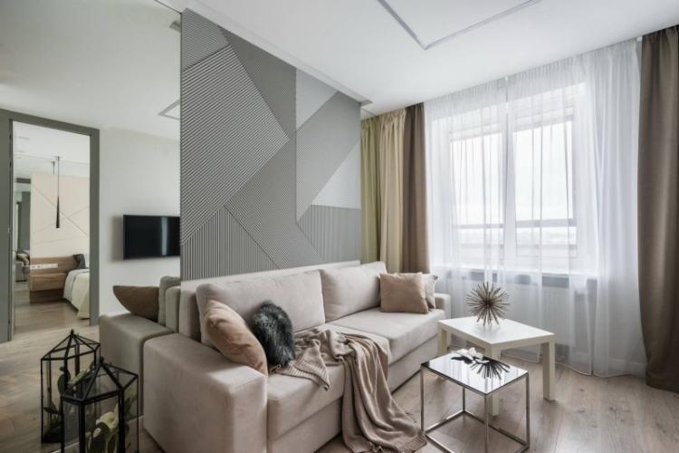 Rideaux translucides dans le salon dans un style moderne