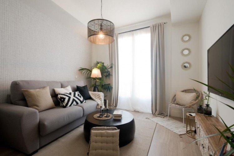 Rideaux dans le salon dans un style moderne - photo