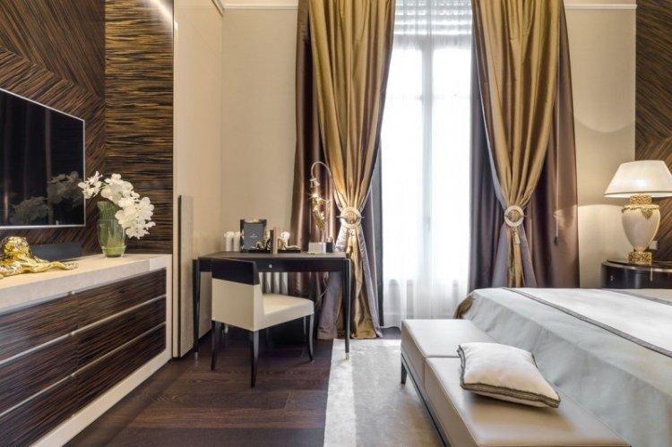 Rideaux italiens dans la chambre dans un style moderne