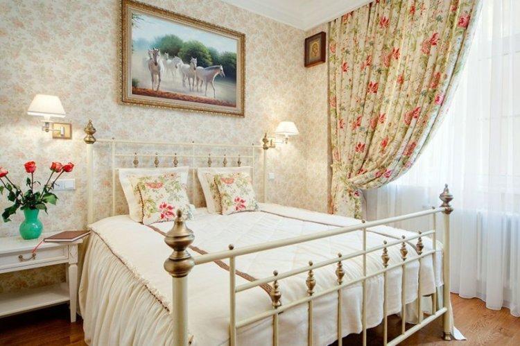 Rideaux de style provençal dans la chambre - conception de photo