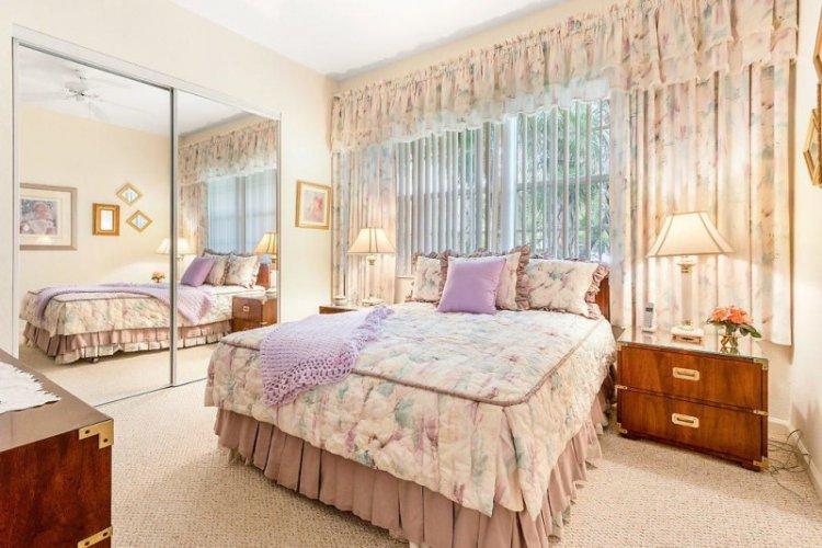 Rideaux de style provençal dans la chambre - conception de photo