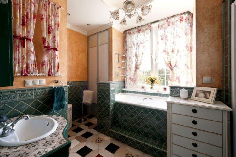 Rideaux de style provençal dans la salle de bain - conception de photo