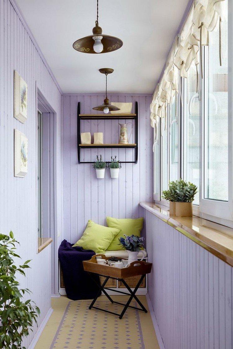 Rideaux de style provençal sur un balcon ou une loggia - conception de photos