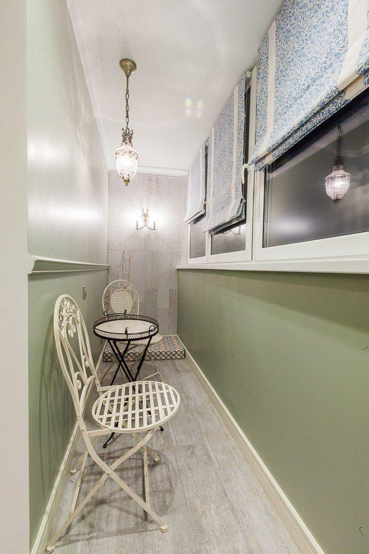 Rideaux de style provençal sur un balcon ou une loggia - conception de photos