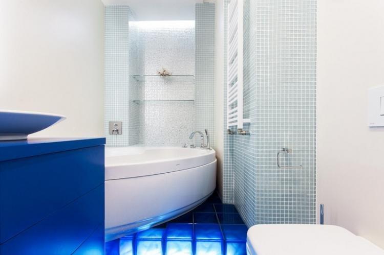 Couleur bleue à l'intérieur de la salle de bain - photo