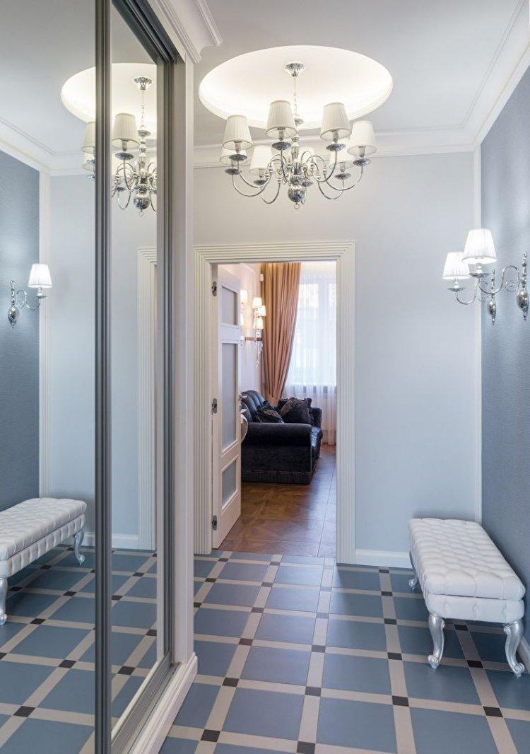 Couleur bleue à l'intérieur du couloir et du couloir - photo