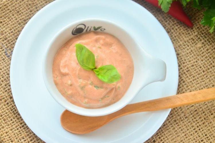 Sauce à la crème sure avec pâte de tomate - recettes