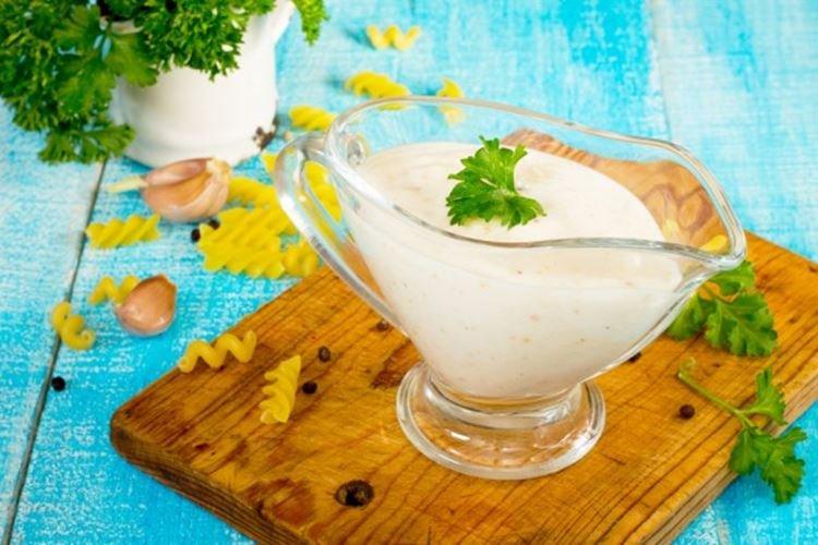 Sauce à la crème sure au fromage - recettes