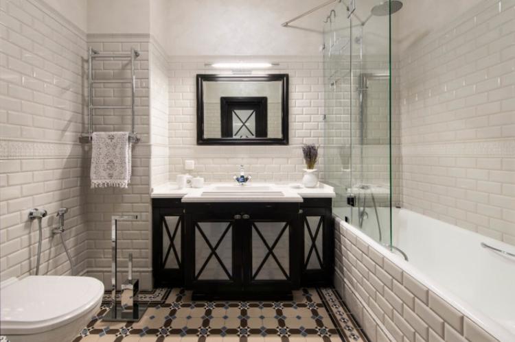 Salle de bain néoclassique - photo de design d'intérieur