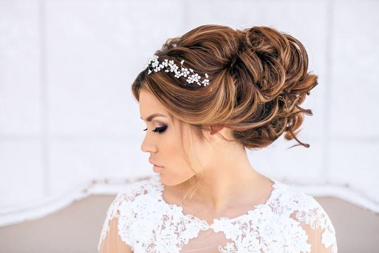 Classique volumineux avec un diadème - Coiffures de mariage pour cheveux longs