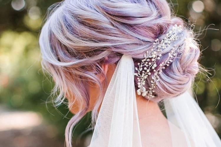 Chignon bâclé avec un voile - Coiffures de mariage pour cheveux longs