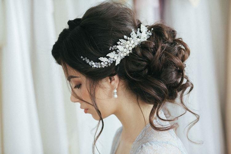 Chignon asymétrique en épingle à cheveux - Coiffures de mariage pour cheveux longs