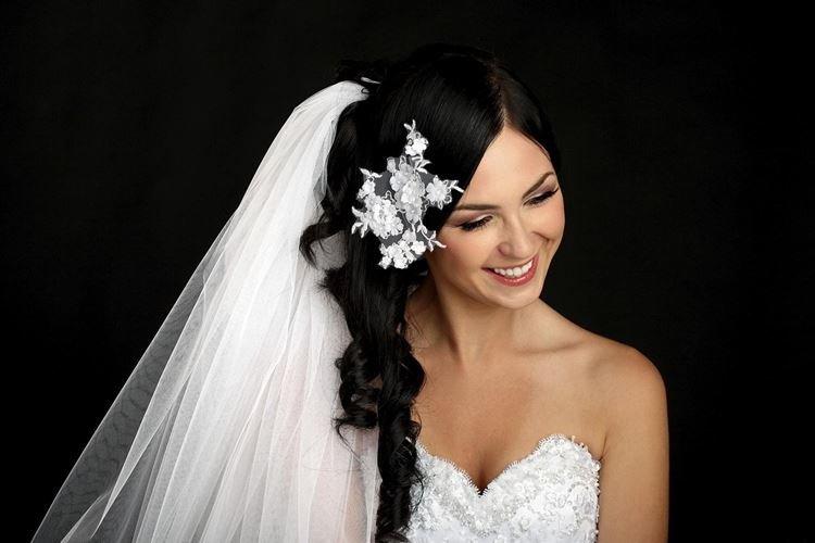 Coiffure asymétrique avec voile - Coiffures de mariage pour cheveux longs