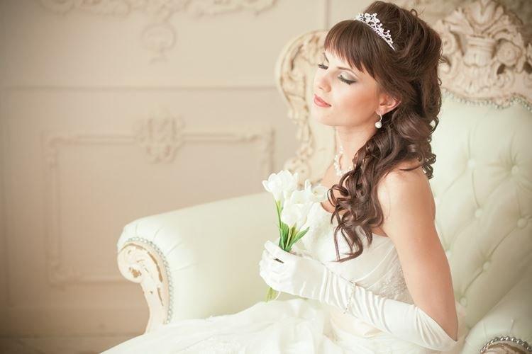 Coiffure haute avec frange - Coiffures de mariage pour cheveux longs