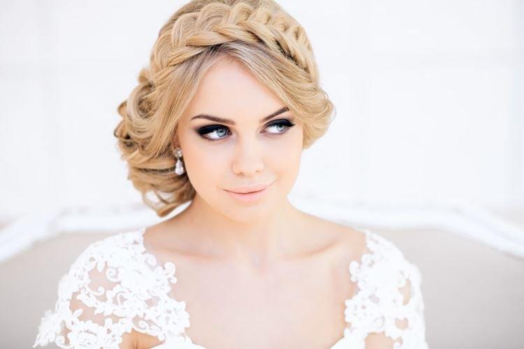 Tresse au lieu d'un diadème - Coiffures de mariage pour cheveux longs