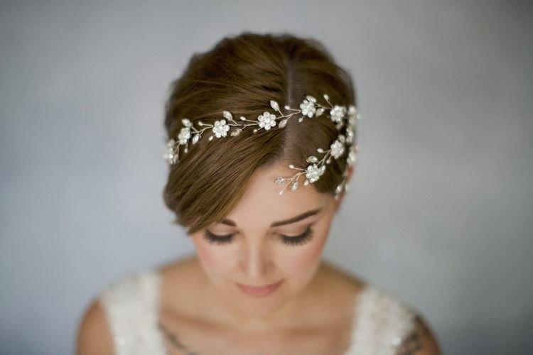 Style simple avec diadème - Coiffures de mariage pour cheveux courts