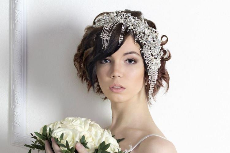 Boucles avec frange asymétrique - Coiffures de mariage pour cheveux courts