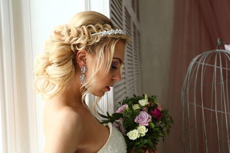 Tresse avec diadème - Coiffures de mariage pour cheveux mi-longs