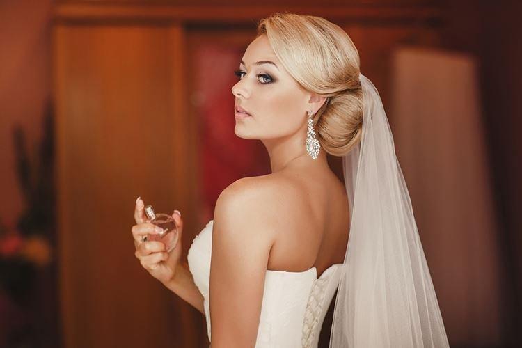 Chignon élégant avec un voile - Coiffures de mariage pour cheveux mi-longs