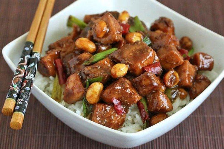 Porc aux cacahuètes dans une poêle - recettes