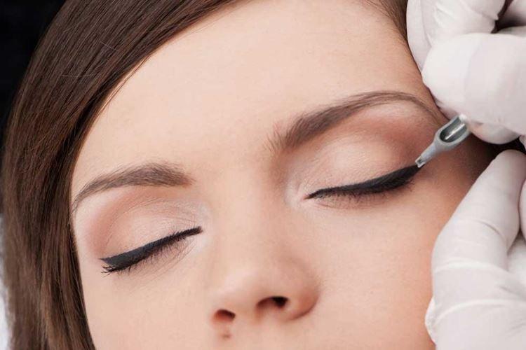 Soins des yeux après tatouage