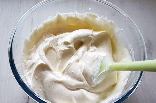 Gâteau aux fraises et à la gelée sans cuisson - recette étape par étape