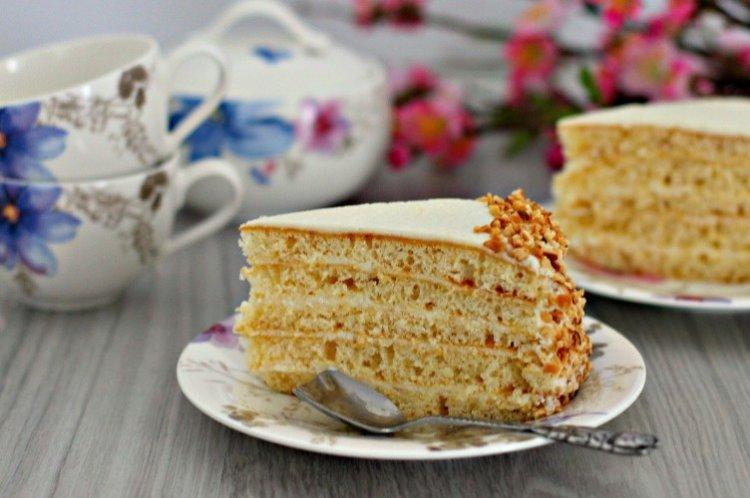 Gâteau fille au lait avec crème au beurre - recette à la maison