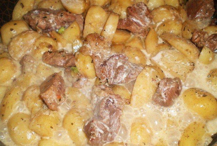 Pommes de terre au ragoût de porc à la crème - recettes étape par étape