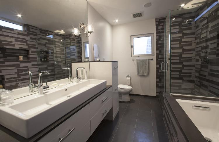 Conception de salle de bain dans un style moderne - photo