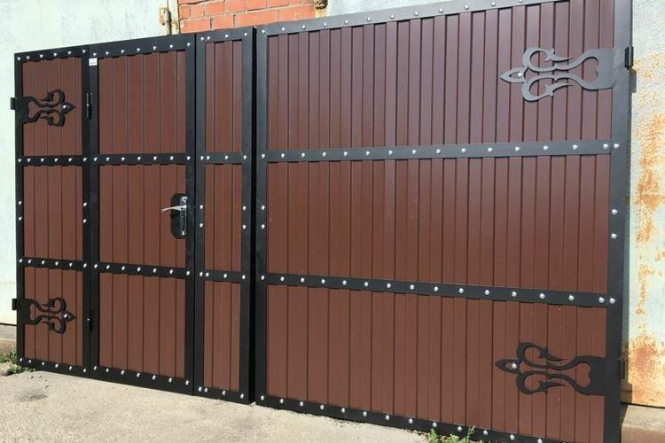 Portail à faire soi-même avec un guichet en carton ondulé - photos et idées